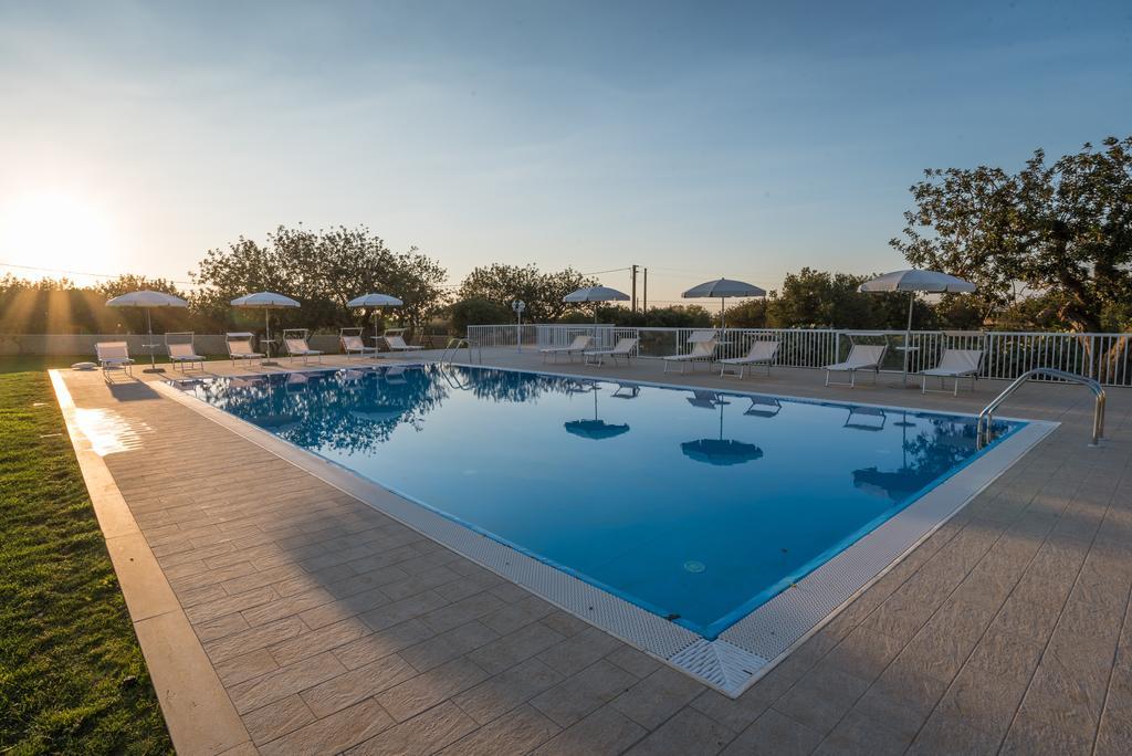Il Giardino Dei Frangipani Apartment ซานตาโกรเชกาเมรีนา ภายนอก รูปภาพ